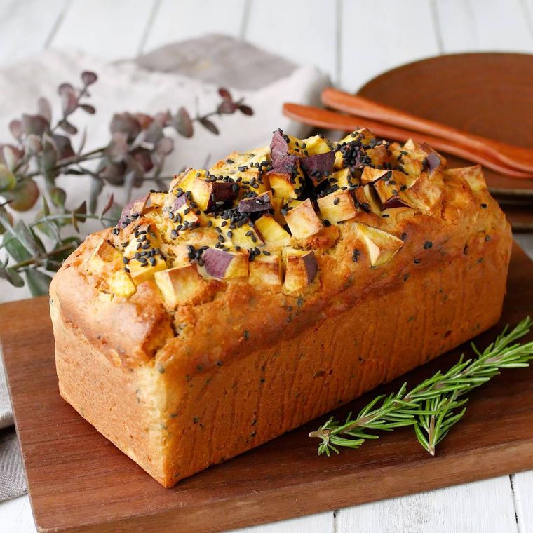 木のカッティングボードに盛られた、さつまいものパウンドケーキ