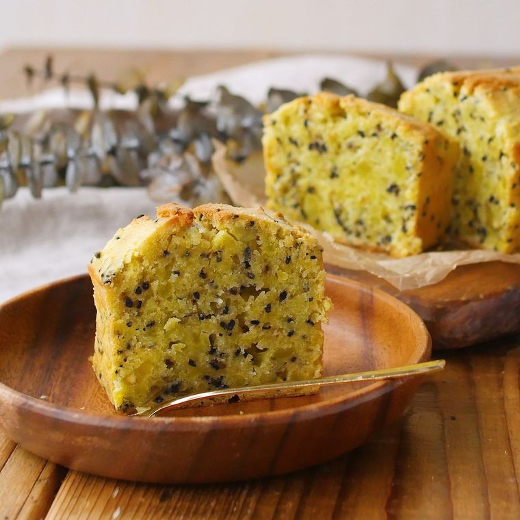 器に盛られたさつまいものパウンドケーキ