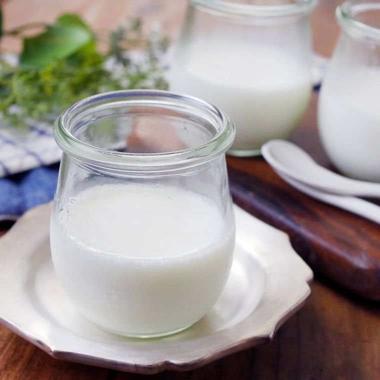 透明のガラス容器に盛られたミルクプリン