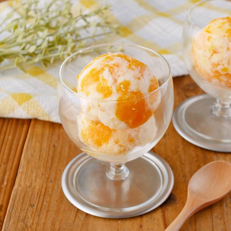 透明のガラス容器に盛られたみかんのシャーベット