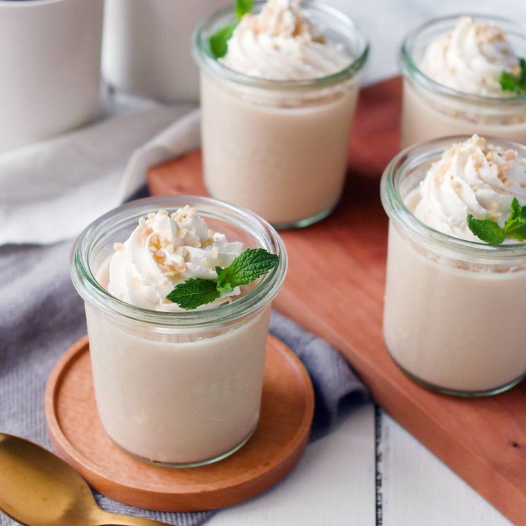 透明のガラス容器に盛られたキャラメルプリン