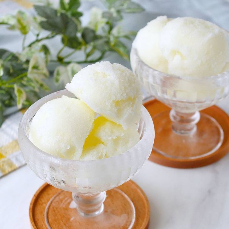 透明のガラス容器に盛られたレモンシャーベット