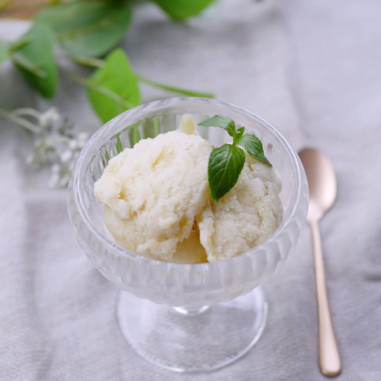 透明のガラス容器に盛られたヨーグルトバナナアイス