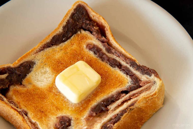 焼き立てのトミーズのあん食パンとバター