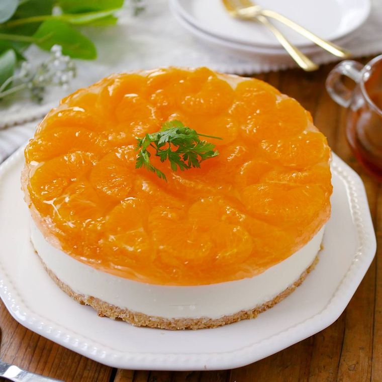 白の皿にのったみかんのレアチーズケーキ