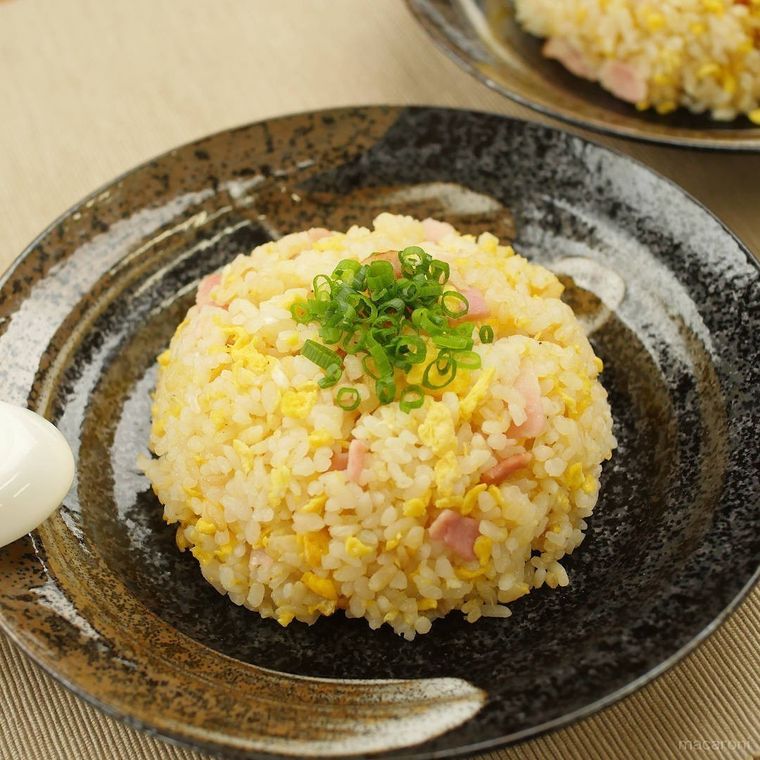 半熟になった卵にご飯、ベーコン、長ネギを炒め、鶏ガラスープの素、醤油で味付けしたパラパラのチャーハン。