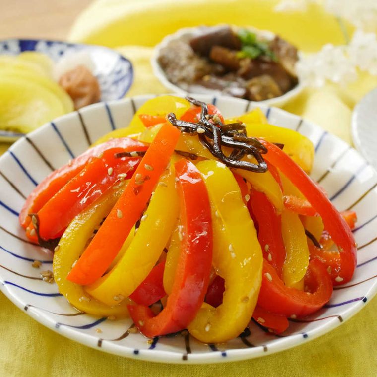 器に盛られたパプリカの塩昆布和え