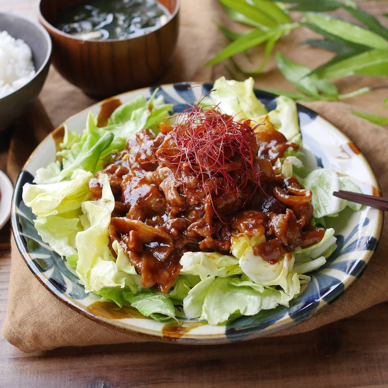 和柄の皿に盛り付けられている簡単キャベツの生回鍋肉