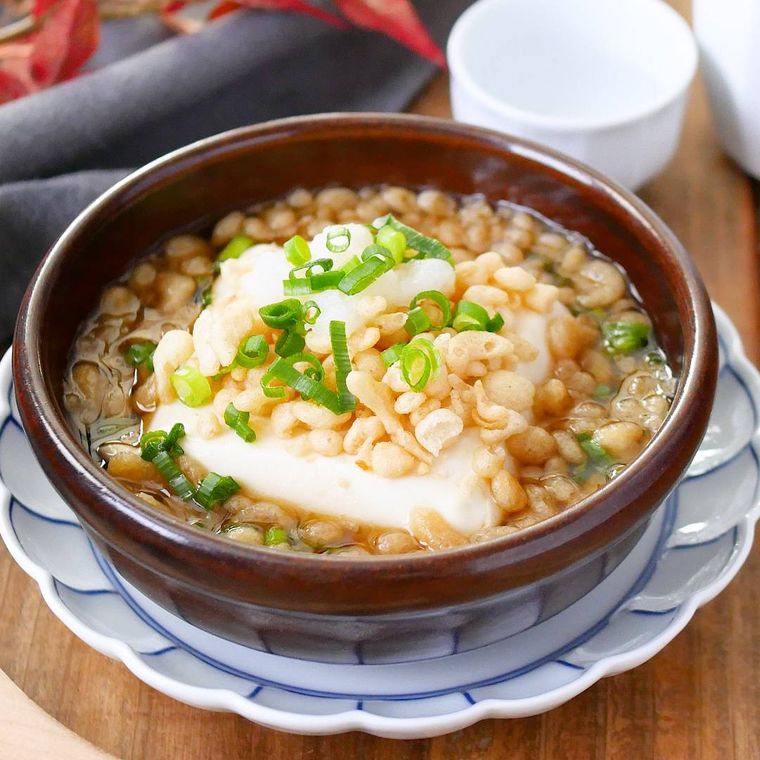 茶色い器に入っている即席揚げ出し豆腐風おかず