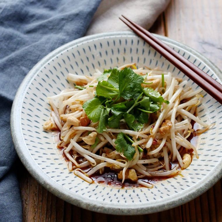 和皿に盛られたもやしのエスニック和え物