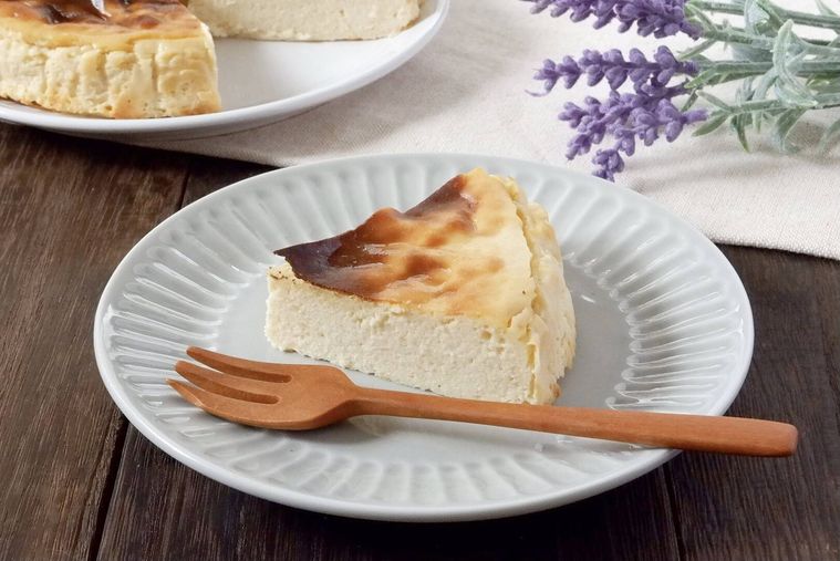 白い皿にベイクドチーズケーキがのっている
