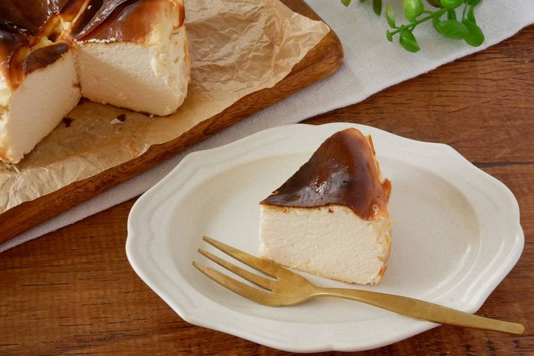 白い皿にバスクチーズケーキがのっている