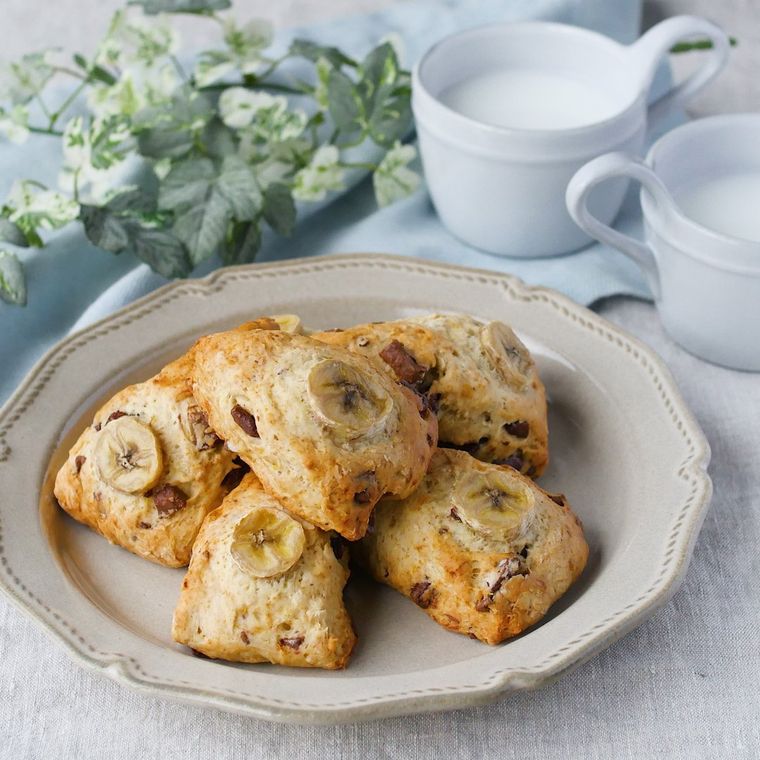 ベージュの洋食器に盛り付けたチョコバナナスコーン