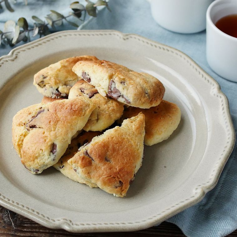 ベージュの洋食器に盛り付けたカリフワチョコスコーン