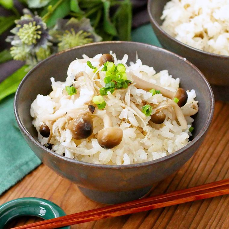 茶碗に盛り付けたごぼうとぶなしめじの炊き込みごはん