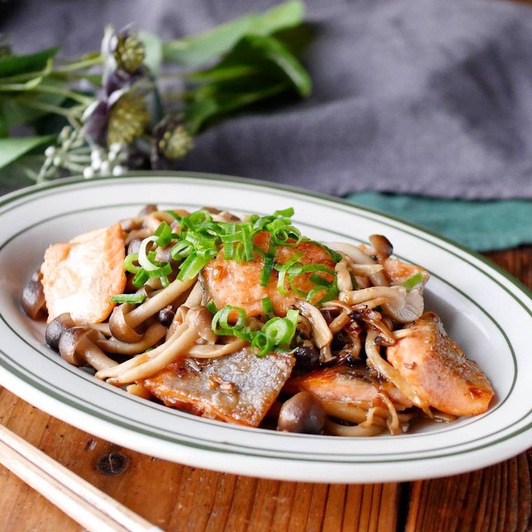 白とグリーンの皿にのった生鮭とぶなしめじのガーリックしょうゆ炒め