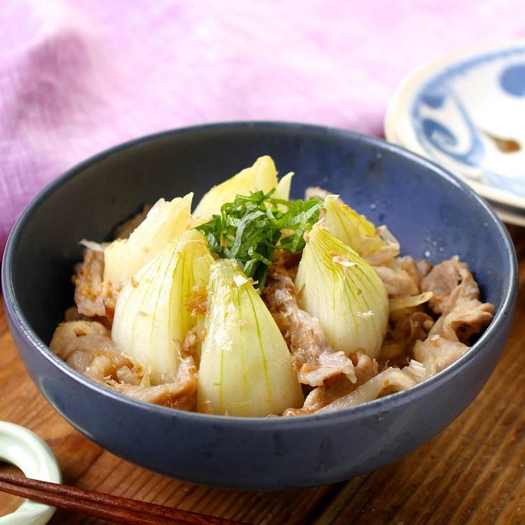 青い陶器に盛り付けた丸ごと新玉と豚肉の梅ポン蒸し