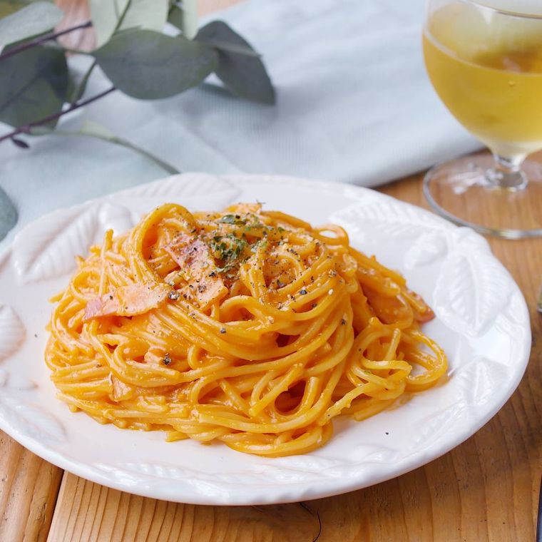 白い皿に盛り付けたトマトカルボナーラ