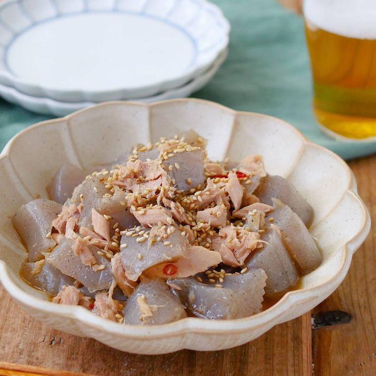 陶器に盛り付けたツナ缶とこんにゃくの煮物