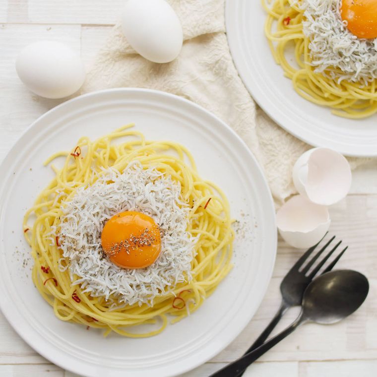 白い皿に盛り付けたしらすのペペロンチーノ