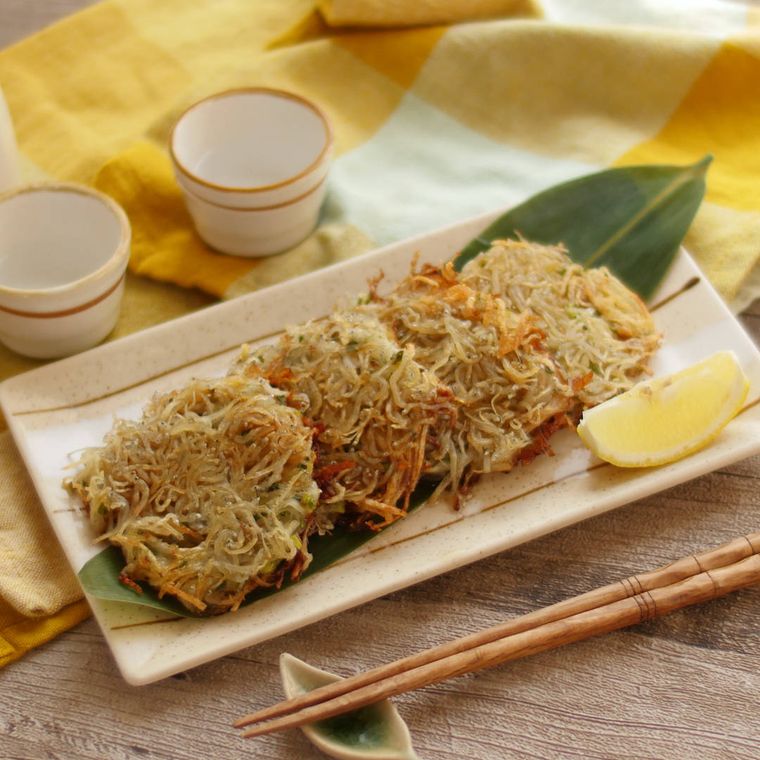 角皿に盛り付けたもっちり焼きじゃがしらす