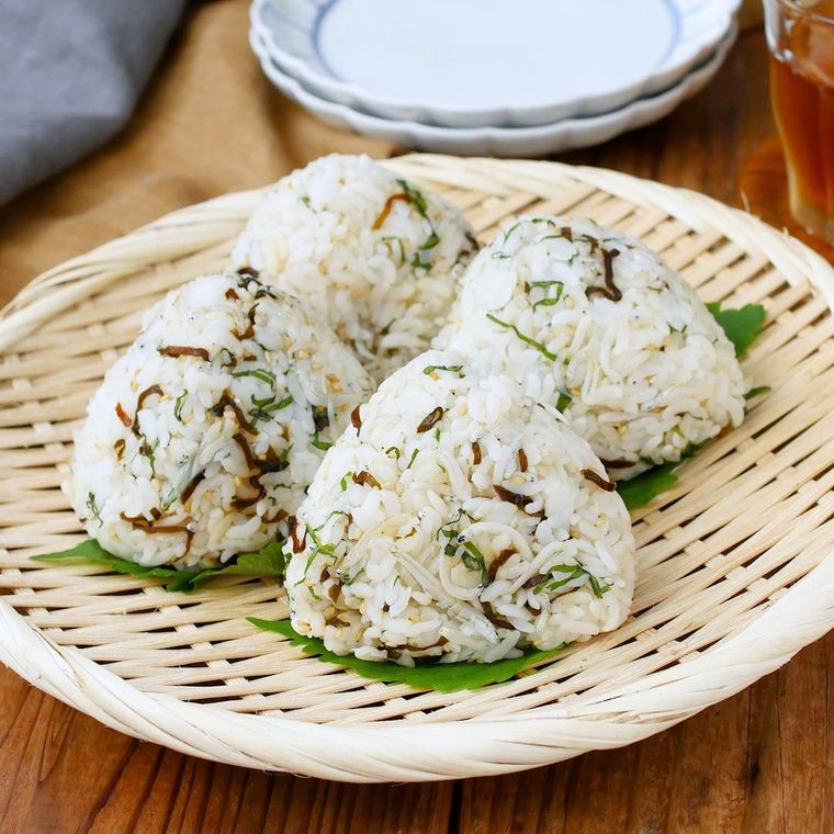 籐のざるに盛り付けたしらすと大葉のおにぎり