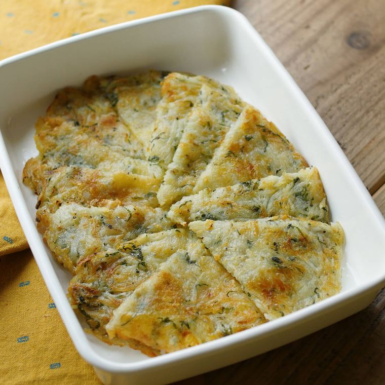 白い琺瑯容器に入ったしらすと大葉のじゃがいもガレット