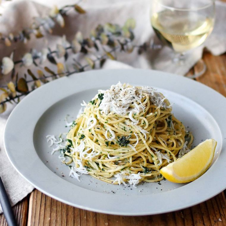 グレーの皿に盛り付けたしらすとパセリのレモンバターパスタ