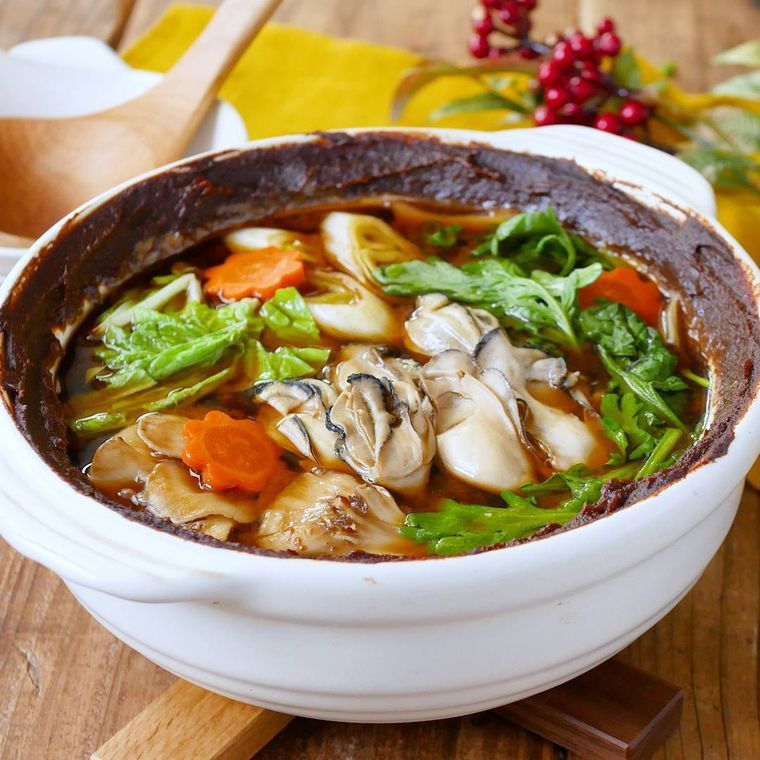 土鍋に入った牡蠣の土手鍋