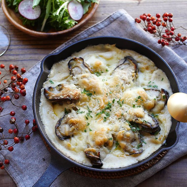 スキレットに入った牡蠣とポテトのグラタン