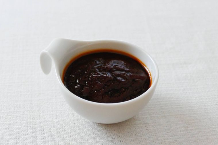 白の器に入ったハンバーグソース