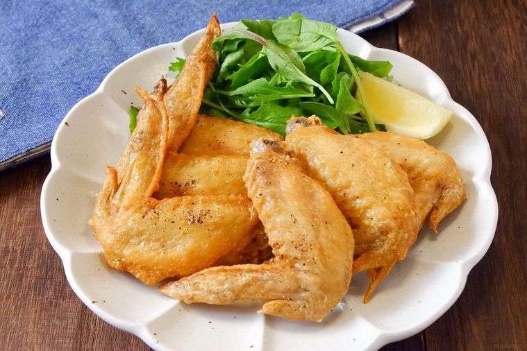 白い皿に盛った手羽先の素揚げ