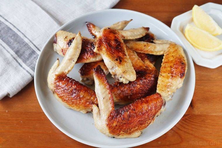 丸皿に盛られた手羽先の旨塩焼き