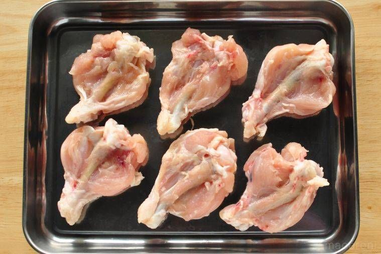 天板におかれた手羽元