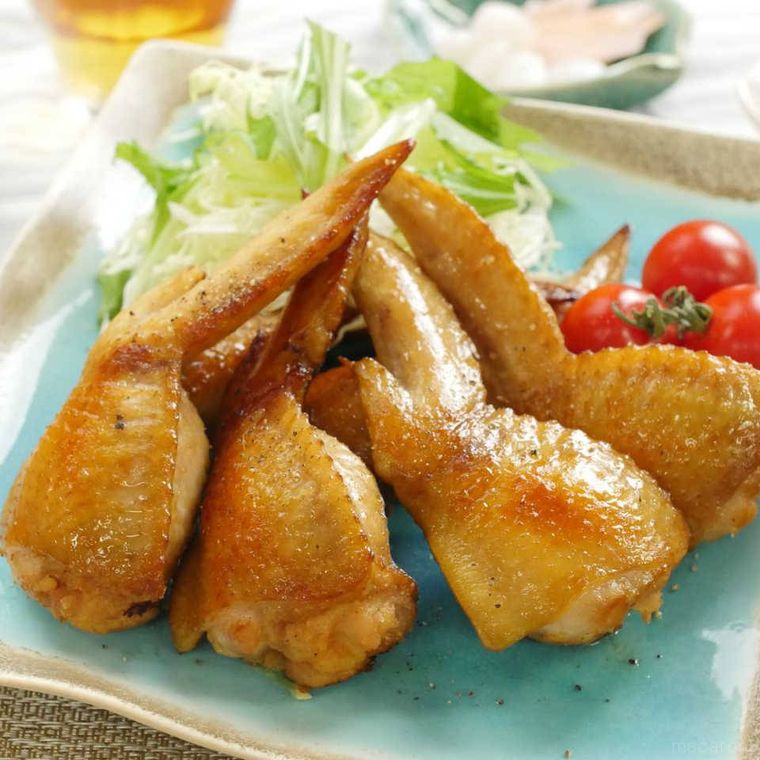 薄い青色の皿に盛られた明太ポテト手羽先餃子