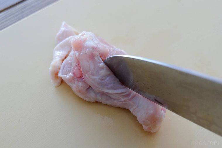 鶏手羽元に包丁で切り込みを入れる様子