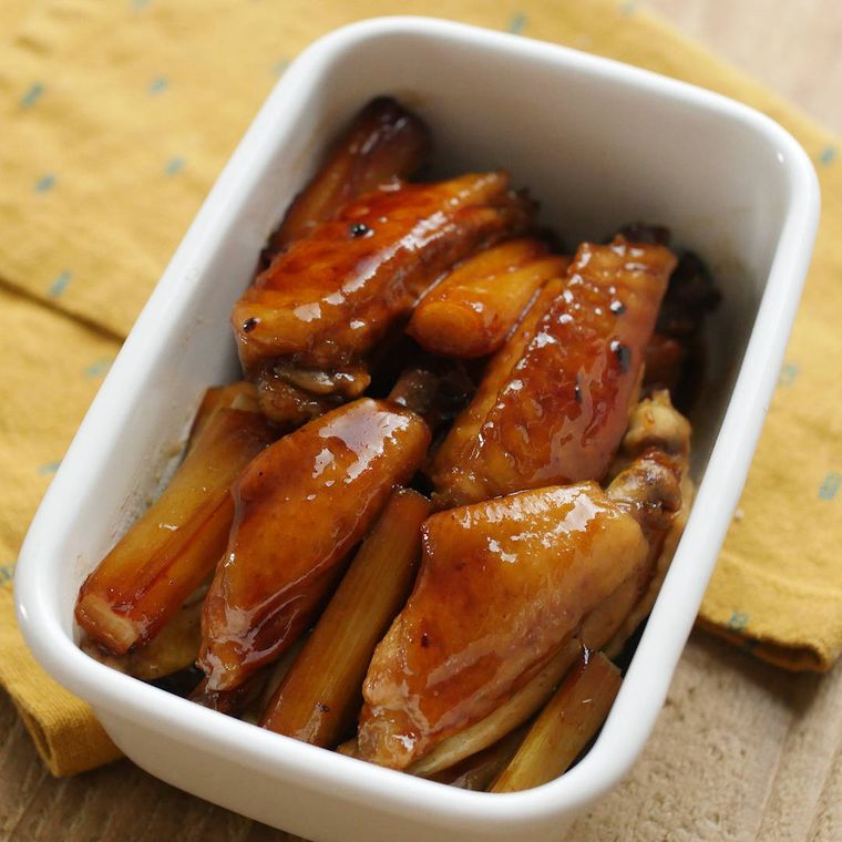 白色の保存容器に入った鶏手羽中のポン酢しょうゆ煮