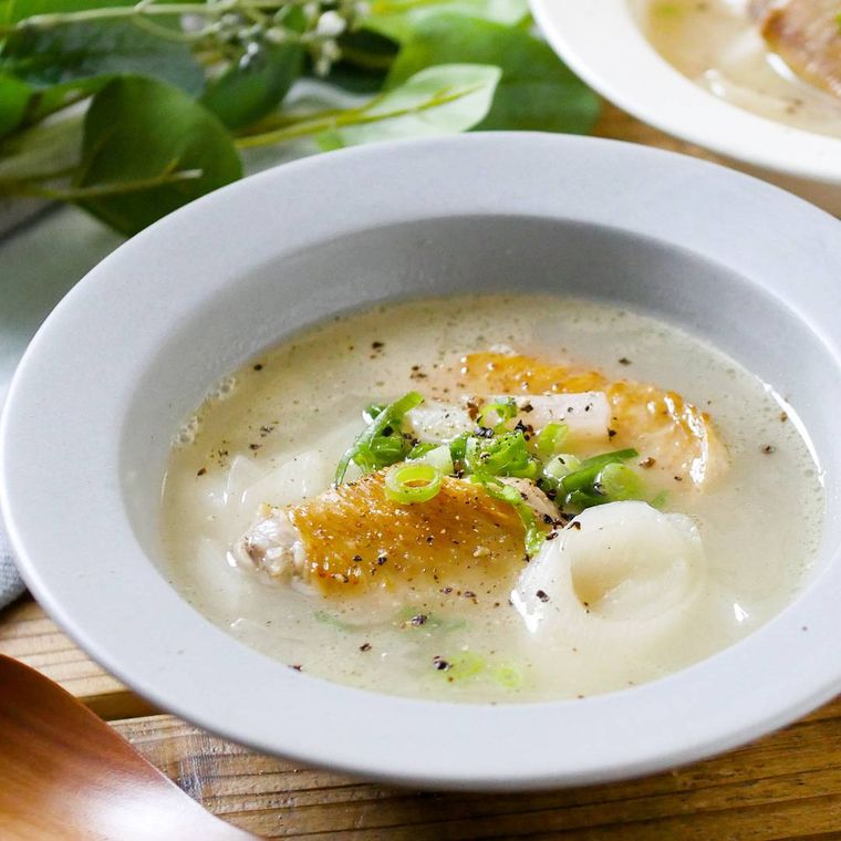 白色の丸皿に盛られた鶏手羽先の中華スープ