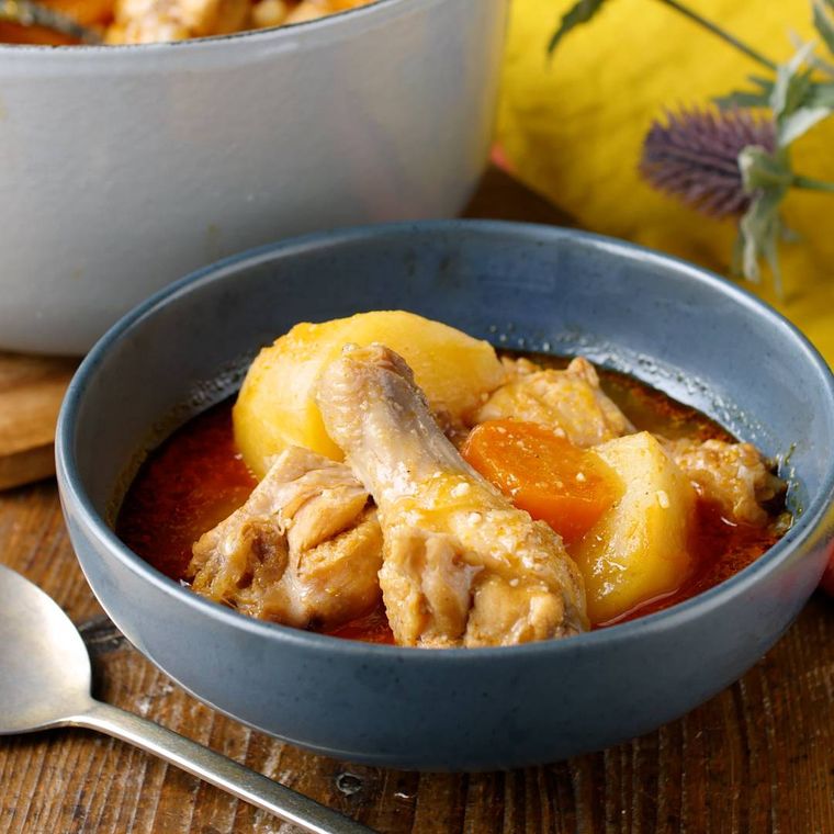 青色の深皿に盛られた鶏手羽元のタットリタン