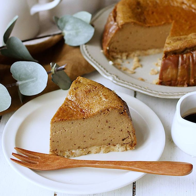 白い皿に盛り付けられている黒糖きな粉の濃厚チーズケーキ