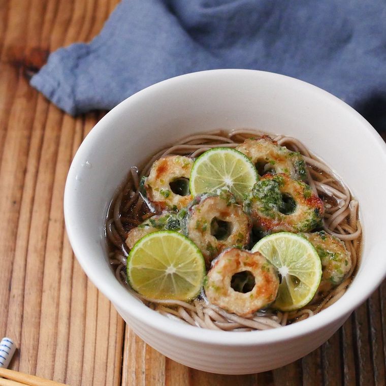 白い丼鉢に盛りつけられたちくわの磯辺揚げトッピングの冷やしそば