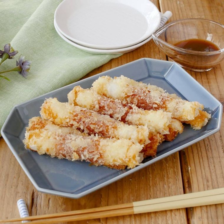 四角の長皿に盛られたちくわカツ