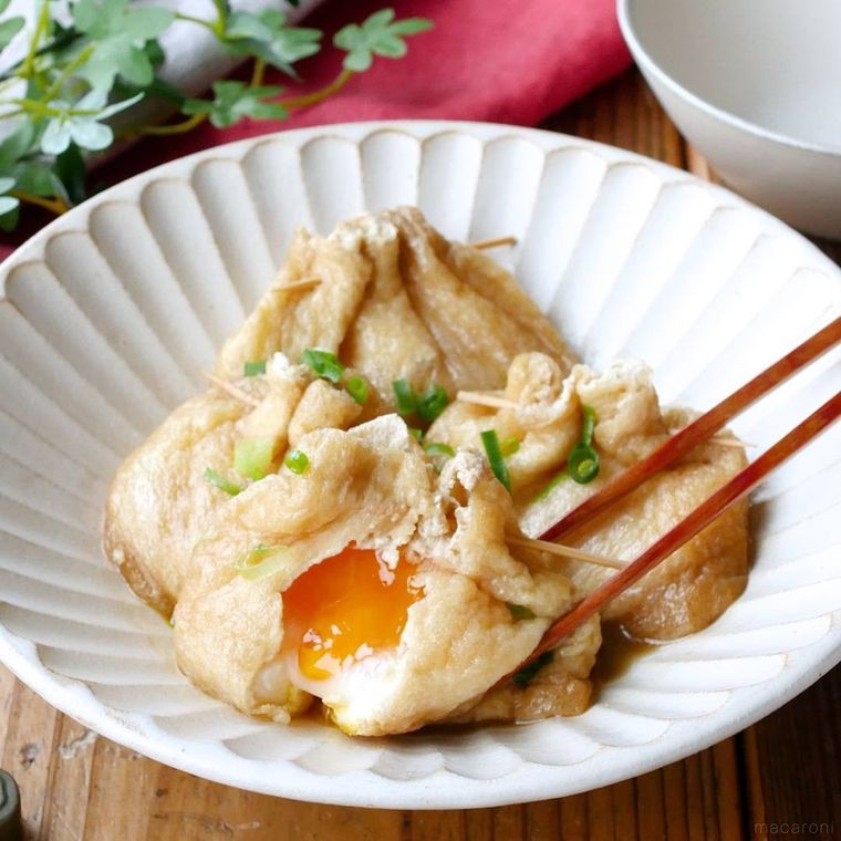 白色の丸皿に盛られた油揚げと卵の袋煮