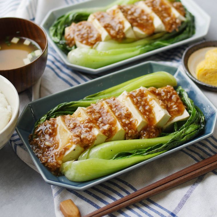 青い角皿に盛りつけられたチンゲン菜と豆腐の豚ひき肉あんかけ