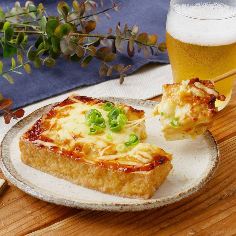 白色の皿に盛られた厚揚げのみそチーズ焼き