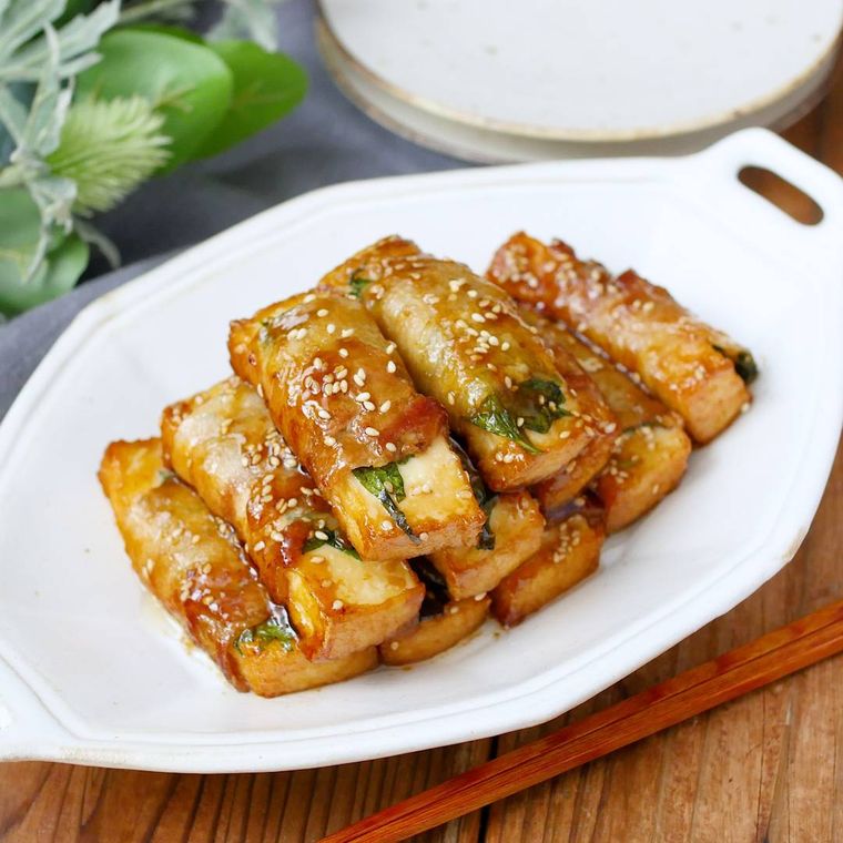 白いプレートに盛りつけられた豚バラ肉巻き厚揚げの照り焼き風