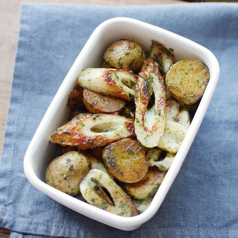 白い保存容器に入っているじゃがいもとちくわの青のり塩バター炒め