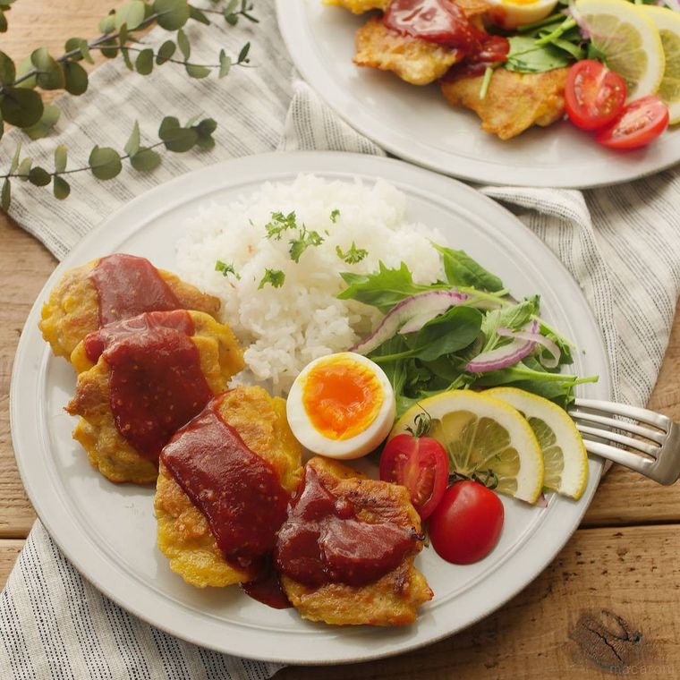 白色の丸皿に盛られた豚こま肉のチーズピカタ