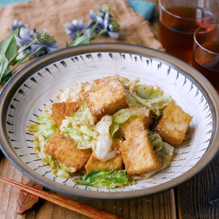 和皿に盛られたキャベツと厚揚げのごまみそ炒め