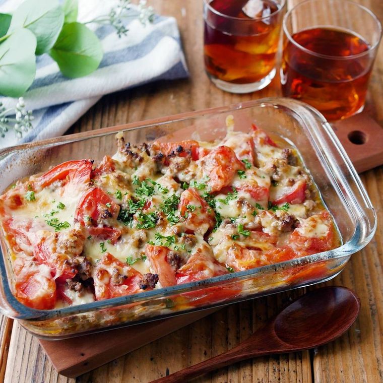 ガラスのグラタン皿に盛られたトマトとひき肉のみそチーズ焼き